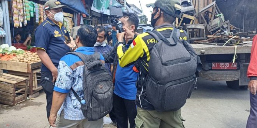 Adapun penertiban ini dilakukan lantaran sejumlah pedagang tersebut masih berjualan dengan membuka lapaknya di bahu jalan dan drainase. Terlihat ketika