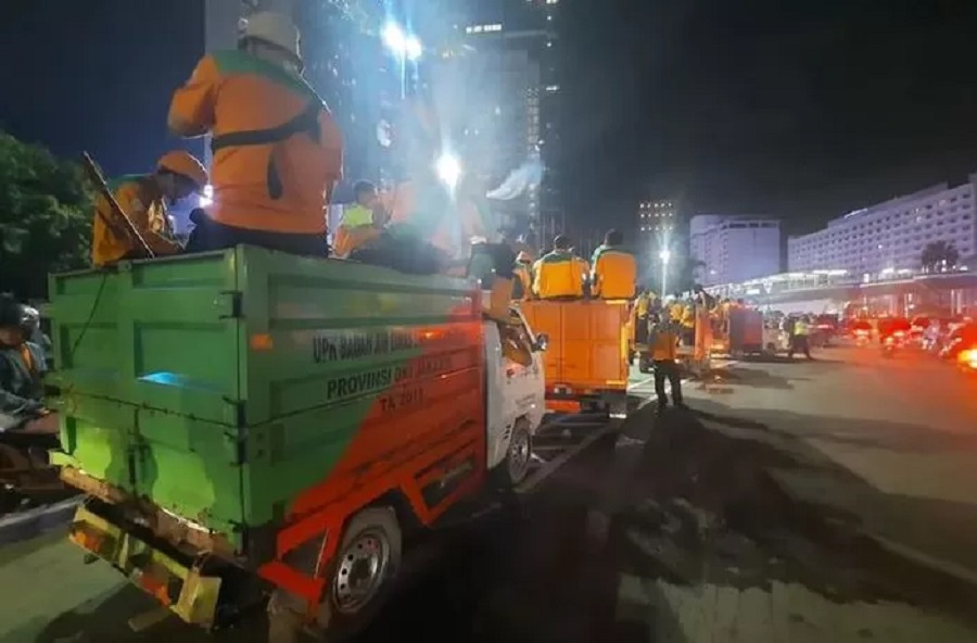 Sekadar informasi, Dinas Lingkungan Hidup DKI Jakarta mengerahkan 3.180 petugas kebersihan untuk menangani sampah setelah selebrasi pergantian