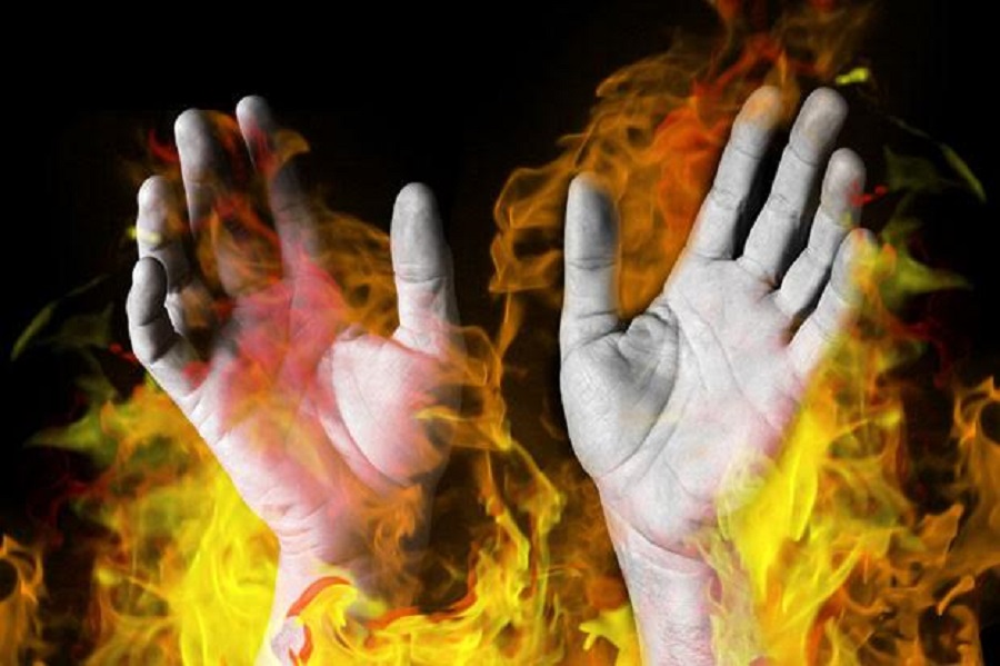 Seorang santri belia (13) harus mengalami luka bakar akibat dibakar oleh seniornya berinisial MHM usai dituduh mencuri uang di Pondok Pesantren Al Berr Pasuruan